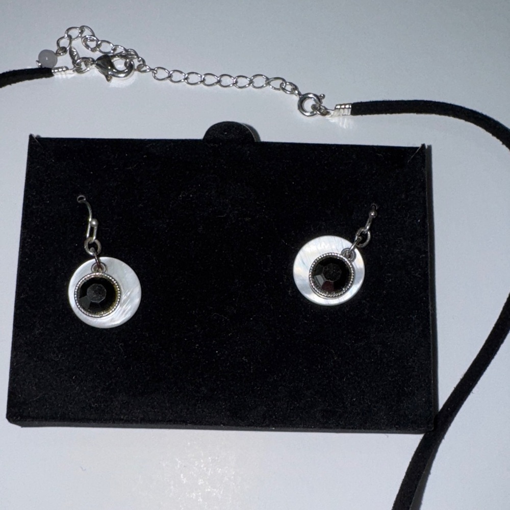 Elegant Silver and Black with Mother of Pearl backs Jewelry Set 8.5" - Picture 3 of 5